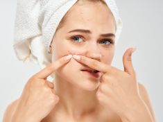 Akné není jen kosmetický problém. Mladým zbytečně ničí sebevědomí