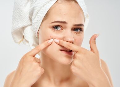 Akné není jen kosmetický problém. Mladým zbytečně ničí sebevědomí