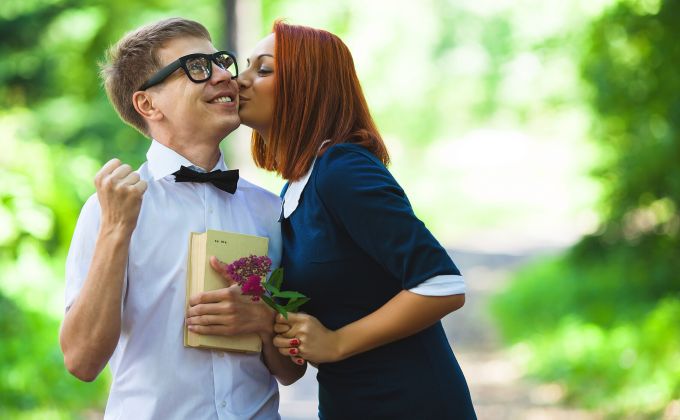 Sexy mozek místo six-packu. V roce 2026 ovládnou randící aplikace nerdové