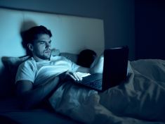 Noční rebelie: Takhle mileniálové vědomě ničí svůj spánek. A říkají tomu odpočinek