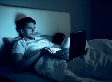 Noční rebelie: Takhle mileniálové vědomě ničí svůj spánek. A říkají tomu odpočinek