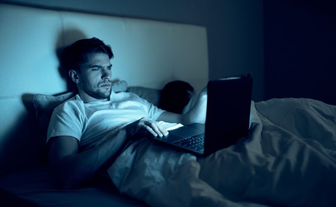 Noční rebelie: Takhle mileniálové vědomě ničí svůj spánek. A říkají tomu odpočinek