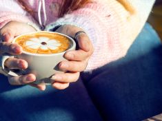 Káva zpomaluje stárnutí až o pět let. Musíte ale hlídat, kolik šálků za den vypijete