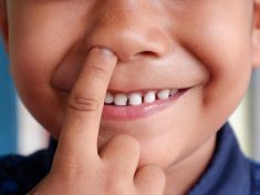 Nevinný zlozvyk, extrémní následky? Co má společného dloubání v nose s Alzheimerovou chorobou