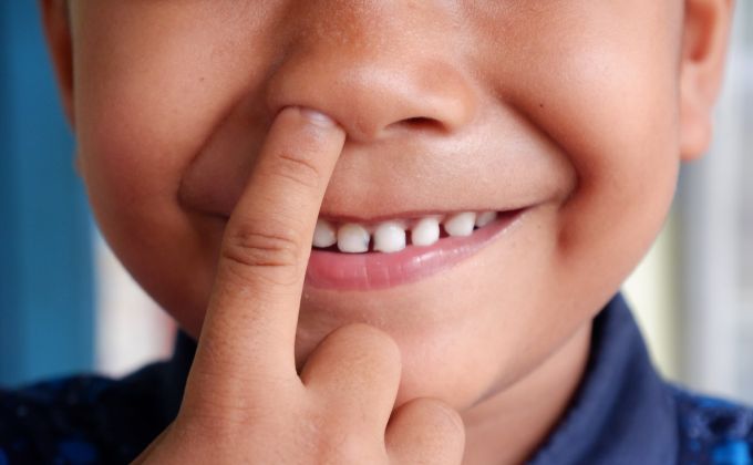 Nevinný zlozvyk, extrémní následky? Co má společného dloubání v nose s Alzheimerovou chorobou