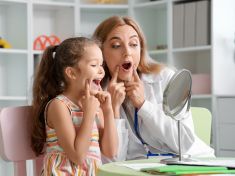 Jazyk, který tvaruje dětský obličej. Proč o rovnátkách nerozhodují jen zuby