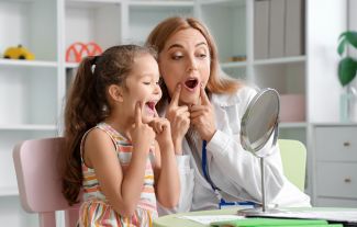 Jazyk, který tvaruje dětský obličej. Proč o rovnátkách nerozhodují jen zuby