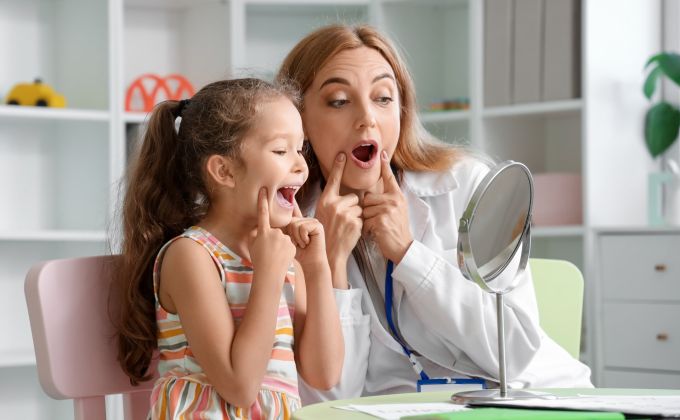 Jazyk, který tvaruje dětský obličej. Proč o rovnátkách nerozhodují jen zuby