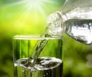 Pitný režim bez mýtů: Kolik pít, co pít a proč voda nestačí