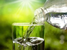 Pitný režim bez mýtů: Kolik pít, co pít a proč voda nestačí