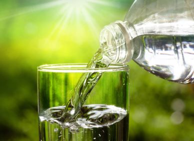 Pitný režim bez mýtů: Kolik pít, co pít a proč voda nestačí