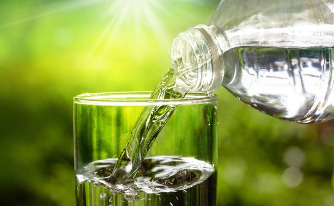 Pitný režim bez mýtů: Kolik pít, co pít a proč voda nestačí