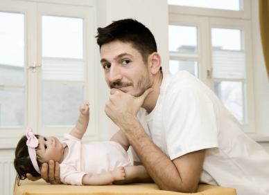 Pediatr Cyril Děckař: Diagnóza není omluvenka. A proč se srážením teploty nečekat