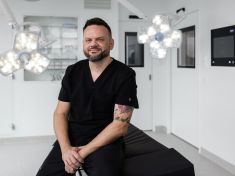 „Hlavně ať vypadám přirozeně.“ Facelift už dávno není jen ženskou záležitostí, říká plastický chirurg