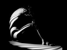 Pilulka pro lepší den: Jak se z ženských emocí stal miliardový byznys