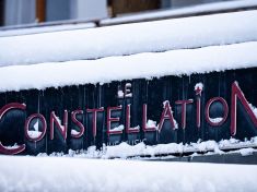 Mezi plameny a displejem: Proč mladí z hořícího baru neutíkali, ale natáčeli?