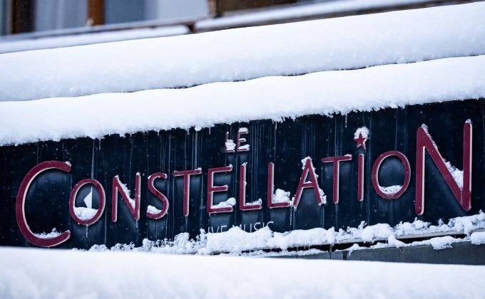 Mezi plameny a displejem: Proč mladí z hořícího baru neutíkali, ale natáčeli?