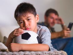 Emočně nedostupní rodiče nevychovávají zlobivé děti. Často vychovají ty příliš hodné