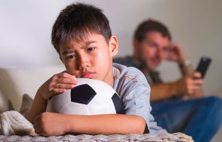 Emočně nedostupní rodiče nevychovávají zlobivé děti. Často vychovají ty příliš hodné