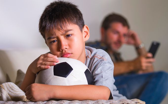 Emočně nedostupní rodiče nevychovávají zlobivé děti. Často vychovají ty příliš hodné