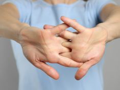 Křupete si klouby? Celý život vám lhali o artritidě. Pravda je méně dramatická