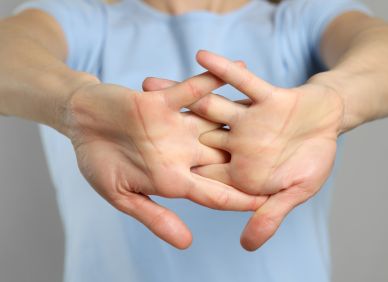 Křupete si klouby? Celý život vám lhali o artritidě. Pravda je méně dramatická