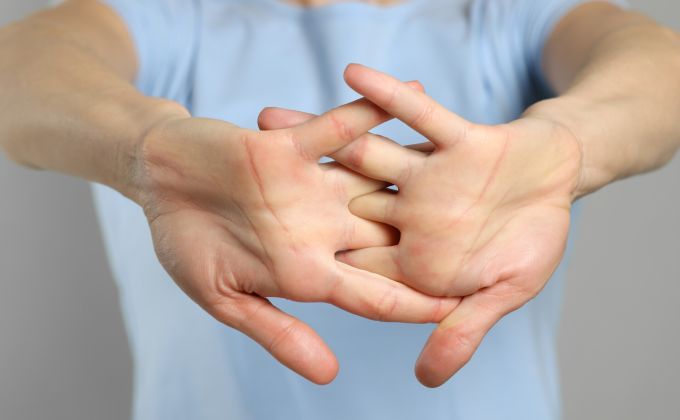 Křupete si klouby? Celý život vám lhali o artritidě. Pravda je méně dramatická