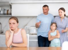 „Bonusový rodič“ v rodině: Proč nejstarší dcery často nesou největší břemeno