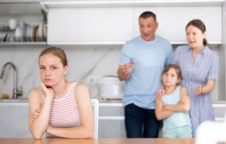 „Bonusový rodič“ v rodině: Proč nejstarší dcery často nesou největší břemeno