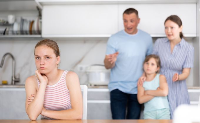 „Bonusový rodič“ v rodině: Proč nejstarší dcery často nesou největší břemeno