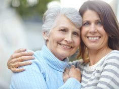 Rodina už není zázemí. Proč dnes péče zůstává na jednotlivcích?