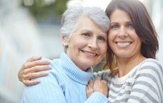 Rodina už není zázemí. Proč dnes péče zůstává na jednotlivcích?