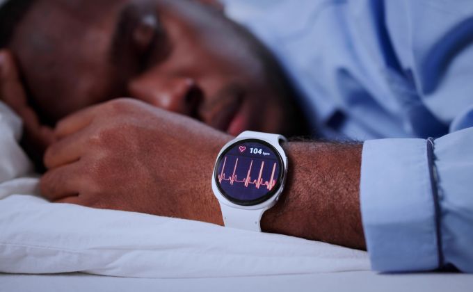Spíte s chytrými hodinkami? Možná si ničíte spánek víc než kofeinem