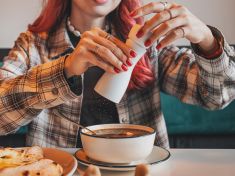 Slánka jako tichý sabotér zdraví: Dosolování může zkrátit život o roky