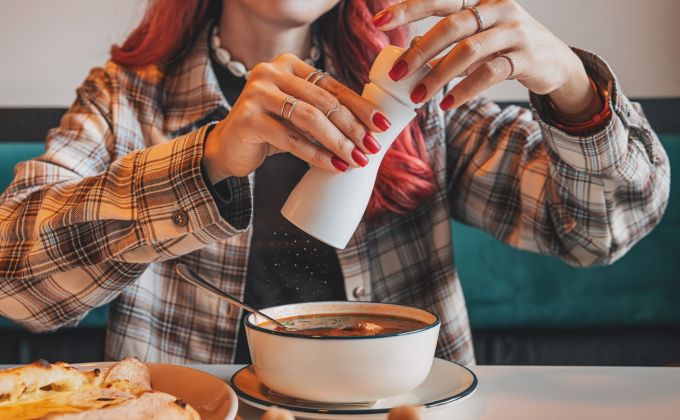 Slánka jako tichý sabotér zdraví: Dosolování může zkrátit život o roky