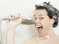 Ráno pro výkon, večer pro spánek. Kdy je sprcha lepší? Tělo i věda mají jasno