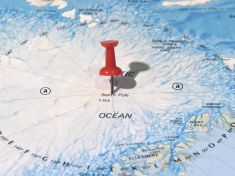 Na pólu můžete být ve všech časových pásmech najednou. Tak kolik je tam hodin?