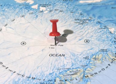 Na pólu můžete být ve všech časových pásmech najednou. Tak kolik je tam hodin?