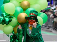 Proč je Irsko zelené? Příběh svatého Patrika, trojlístku a nejveselejšího svátku roku