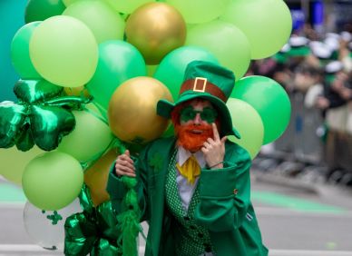 Proč je Irsko zelené? Příběh svatého Patrika, trojlístku a nejveselejšího svátku roku