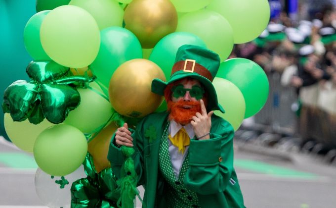 Proč je Irsko zelené? Příběh svatého Patrika, trojlístku a nejveselejšího svátku roku