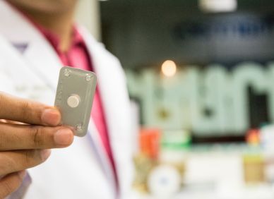 Generace zdrženlivých, ale nechráněných: Mladí se bojí hormonů, ale pilulku „po“ slupnou jako lentilku