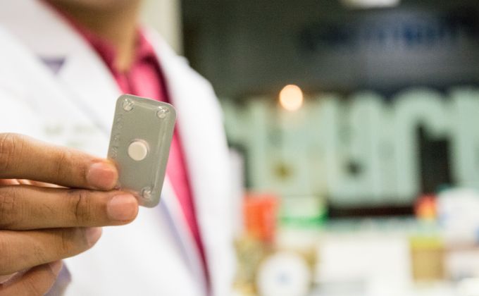 Generace zdrženlivých, ale nechráněných: Mladí se bojí hormonů, ale pilulku „po“ slupnou jako lentilku