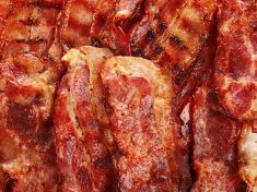 Růžová smrt na pánvi: Proč by mohla mít nejchutnější část anglické snídaně nálepku jako marlborka