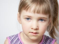 Dítě, práce, domácnost, žádná pauza. Proč rodiče jedou na hraně a bojí se to říct nahlas