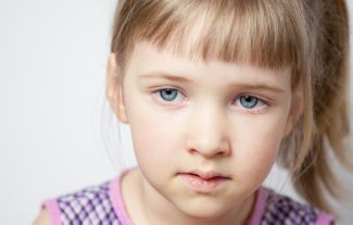 Dítě, práce, domácnost, žádná pauza. Proč rodiče jedou na hraně a bojí se to říct nahlas