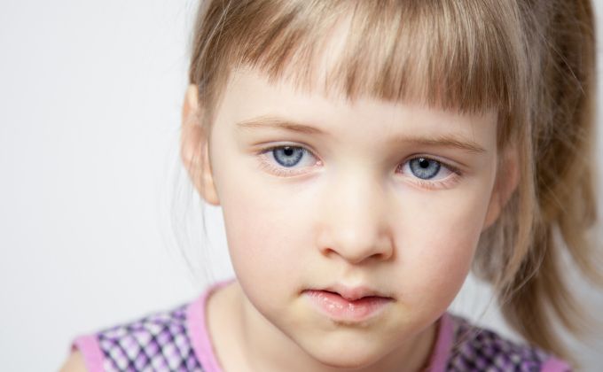 Dítě, práce, domácnost, žádná pauza. Proč rodiče jedou na hraně a bojí se to říct nahlas