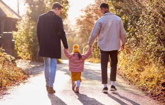 Mezi adopcí a nejistotou: Proč Česku chybí stabilní forma náhradní rodiny