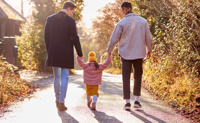 Mezi adopcí a nejistotou: Proč Česku chybí stabilní forma náhradní rodiny