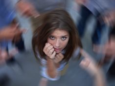 Toxická kancelář: Jak poznat, že už nejde o kritiku, ale o šikanu